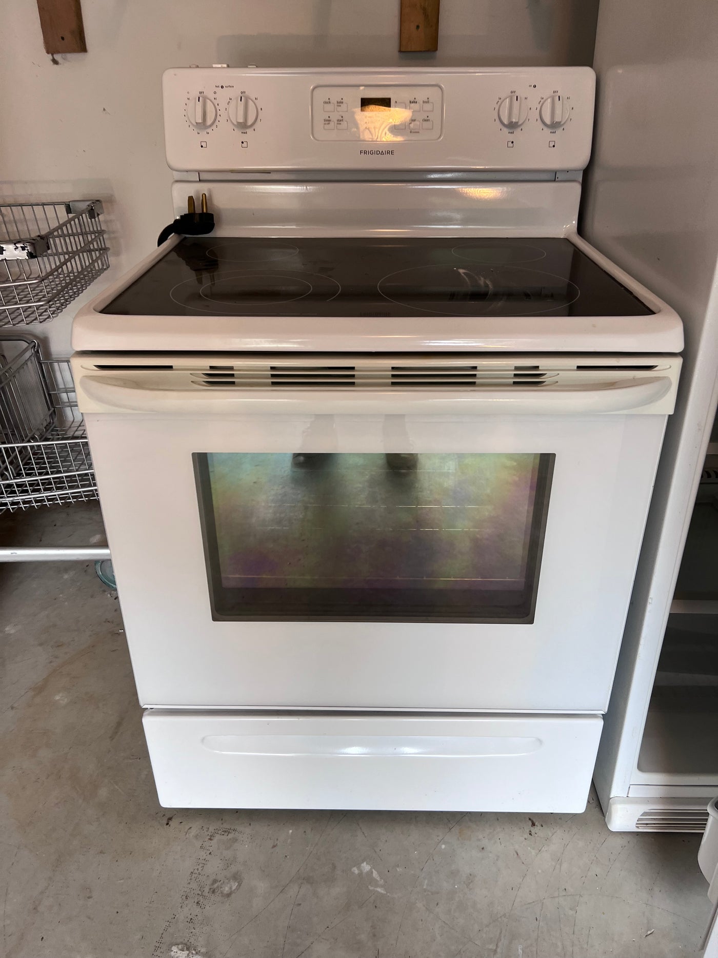 Frigidaire white store glass top stove