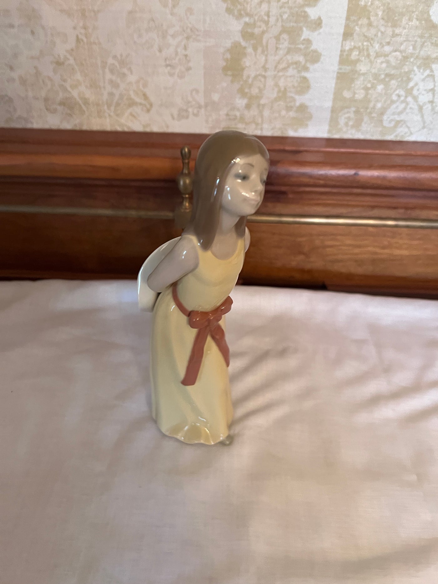 Lladro Prissy 5010 Figurine – Sell My Stuff Canada - Canada's Content and  Estate Sale Specialists