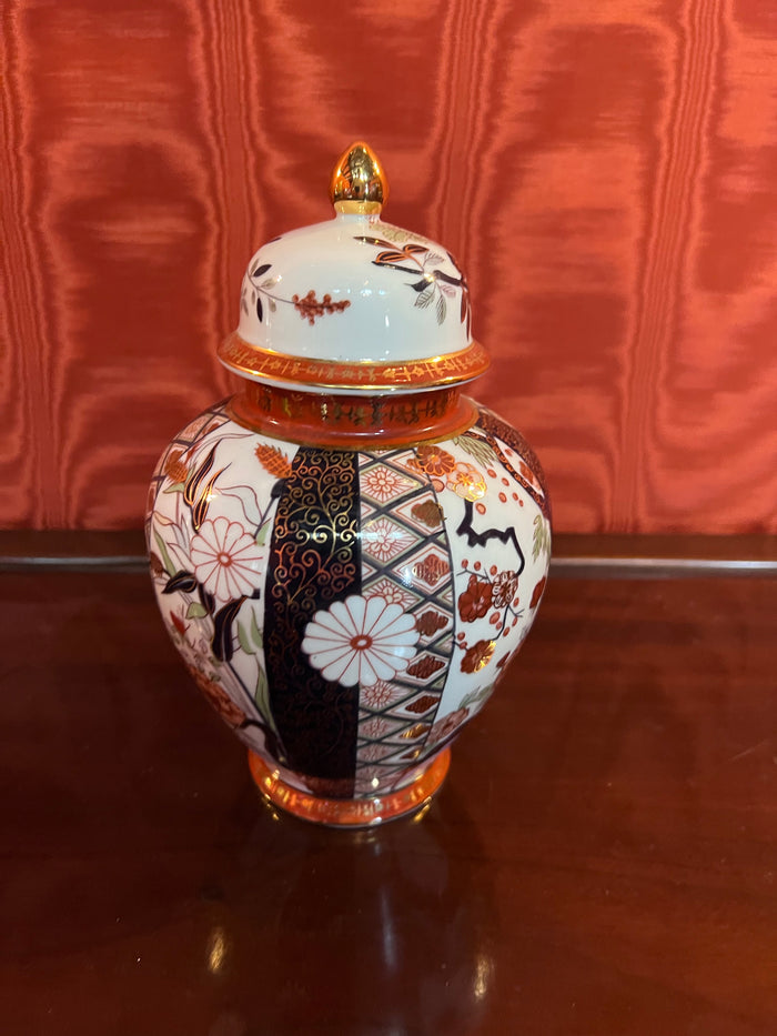 Saji Fine China Japan Lidded Urn