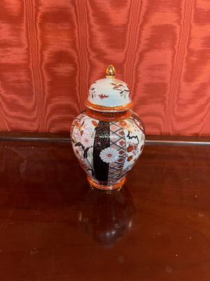 Saji Fine China Japan Lidded Urn