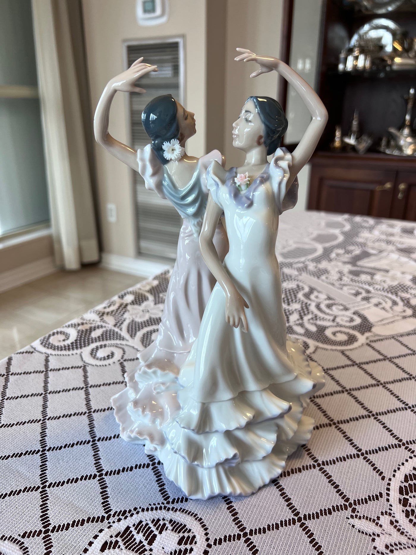 Lladro Ole Flamenco 5601 Figurine – Sell My Stuff Canada - Canada's Content  and Estate Sale Specialists