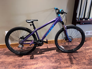 LIKE NEW Giant STP 1 Dirt Jump Bike, Size Regular (*see description for sizing)