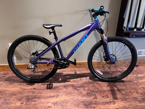 LIKE NEW Giant STP 1 Dirt Jump Bike, Size Regular (*see description for sizing)