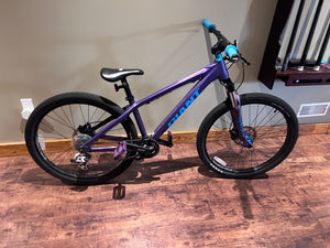 LIKE NEW Giant STP 1 Dirt Jump Bike, Size Regular (*see description for sizing)