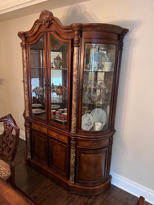 Beautiful Traditional Style Wood China Cabinet/Hutch