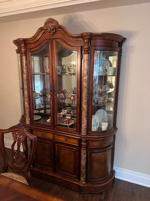 Beautiful Traditional Style Wood China Cabinet/Hutch