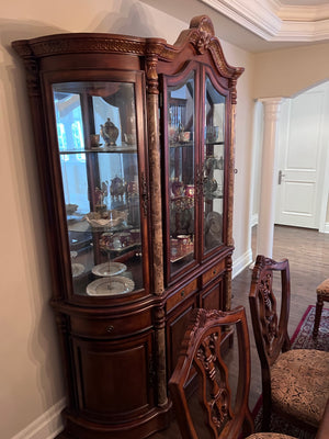 Beautiful Traditional Style Wood China Cabinet/Hutch