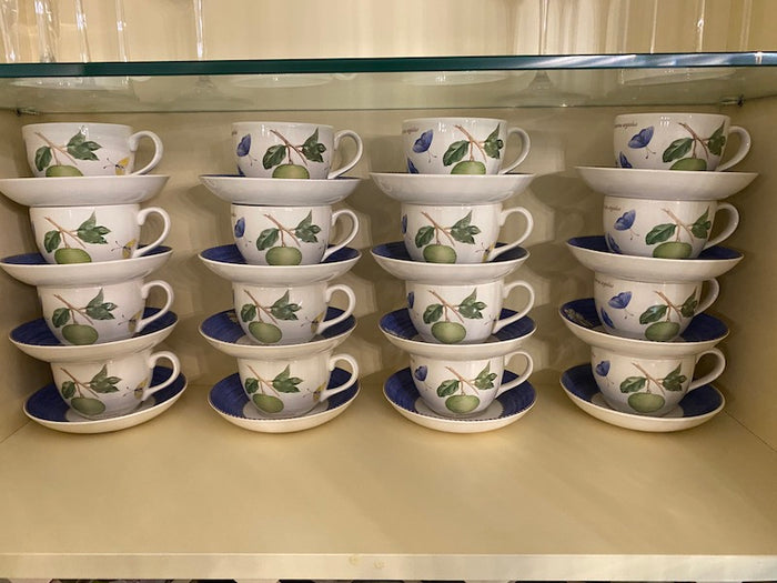 16 Wedgwood "Sarah's Garden" Tea Cups & Saucers