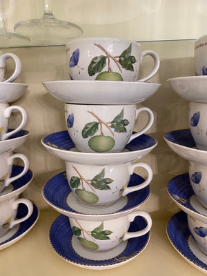 16 Wedgwood "Sarah's Garden" Tea Cups & Saucers