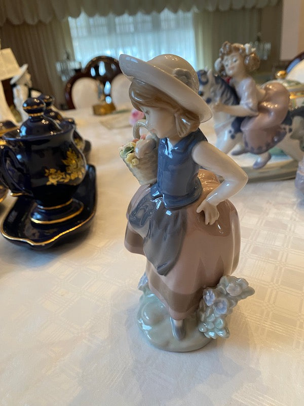 Lladro Figurine- Sweet Scent 5221 – Sell My Stuff Canada - Canada's Content  and Estate Sale Specialists